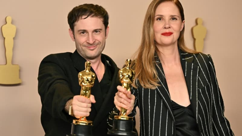 La-realisatrice-Justine-Triet-et-son-compagnon-Artur-Harari-dans-les-coulisses-des-Oscars-a-Hollywood-le-10-mars-2024-1822609