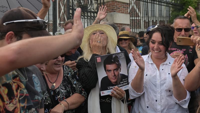 Obsèques d’Alain Delon: Anthony auprès des fans, chanson improvisée… Les moments forts de la cérémonie à Douchy