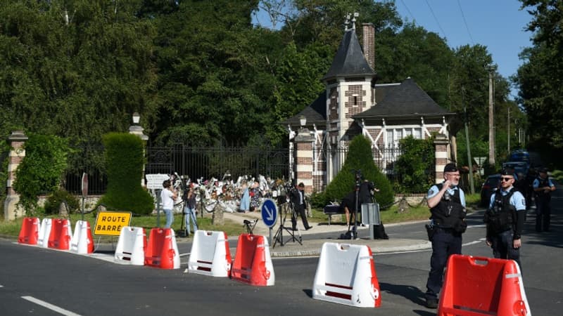 Des-gendarmes-securisent-l-entree-de-la-propriete-d-Alain-Delon-a-Douchy-dans-le-Loiret-le-24-aout-2024-1924062