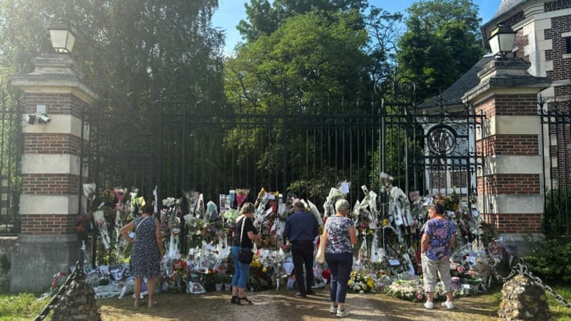 Hommages-a-l-acteur-francais-Alain-Delon-devant-les-grilles-de-sa-propriete-La-Brulerie-a-Douchy-dans-le-Loiret-le-21-aout-2024-1923982