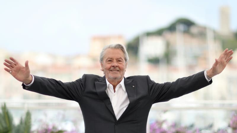 L-acteur-francais-Alain-Delon-pose-le-19-mai-2019-a-Cannes-avant-de-se-voir-remettre-une-Palme-d-or-d-honneur-1921175-1