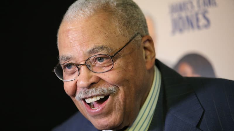 “Une voix unique”: Hollywood pleure la mort de James Earl Jones, la voix de Dark Vador