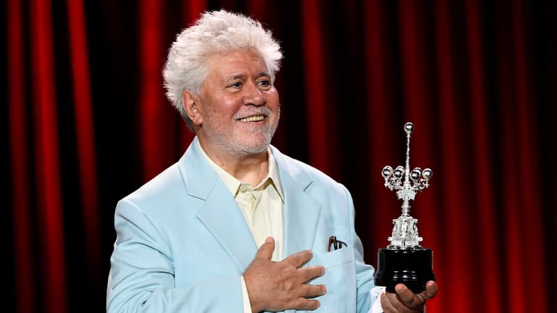 Pedro-Almodovar-recevant-le-prix-d-honneur-du-festival-de-cinema-de-Saint-Sebastien-le-26-septembre-2024-1945290