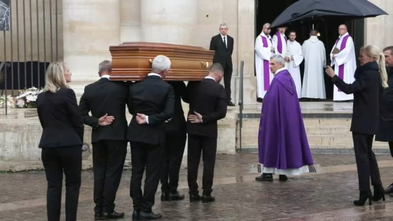 Le-cercueil-de-Michel-Blanc-arrivant-dans-l-eglise-Saint-Eustache-a-Paris-le-10-octobre-2024-1954058