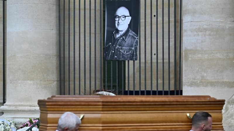 Le-cercueil-et-un-portrait-de-l-acteur-Michel-Blanc-lors-de-ses-obseques-a-l-eglise-Saint-Eustache-le-10-octobre-2024-a-Paris-1954138