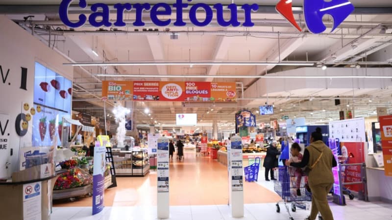 Un-hypermarche-Carrefour-a-Villeneuve-la-Garenne-dans-les-Haurs-de-Seine-le-29-mars-2023-1886174