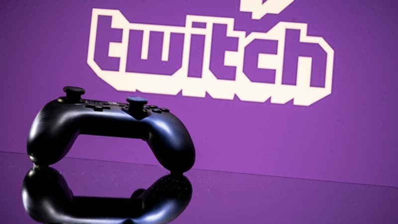 Une-manette-de-jeux-devant-un-ecran-affichant-le-plateforme-de-jeux-video-en-direct-Twitch-1192289