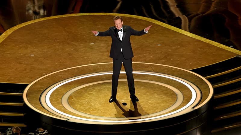 Conan-O-Brien-lors-des-Oscars-le-2-mars-2025-2042828