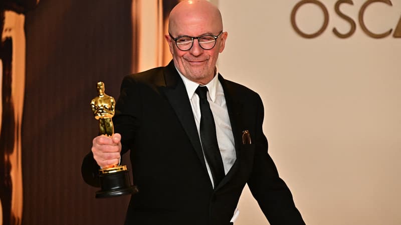 Jacques-Audiard-le-2-mars-2025-avec-son-Oscar-de-la-meilleure-chanson-originale-obtenu-pour-le-film-Emilia-Perez-2042930