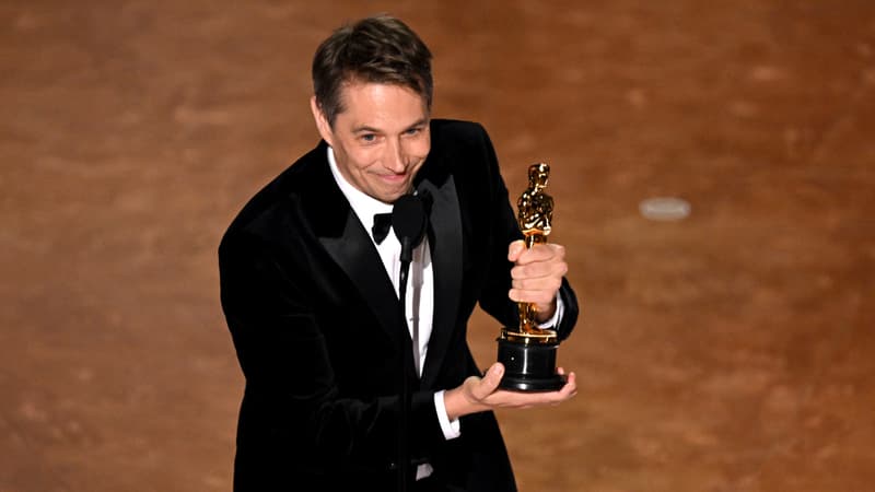 Sean-Baker-remportant-l-Oscar-du-meilleur-scenario-original-le-2-mars-2025-2042832-1