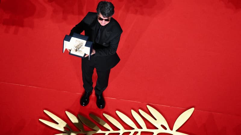 Le-realisateur-iranien-Jafar-Panahi-avec-sa-Palme-d-or-Un-simple-accident-2086741