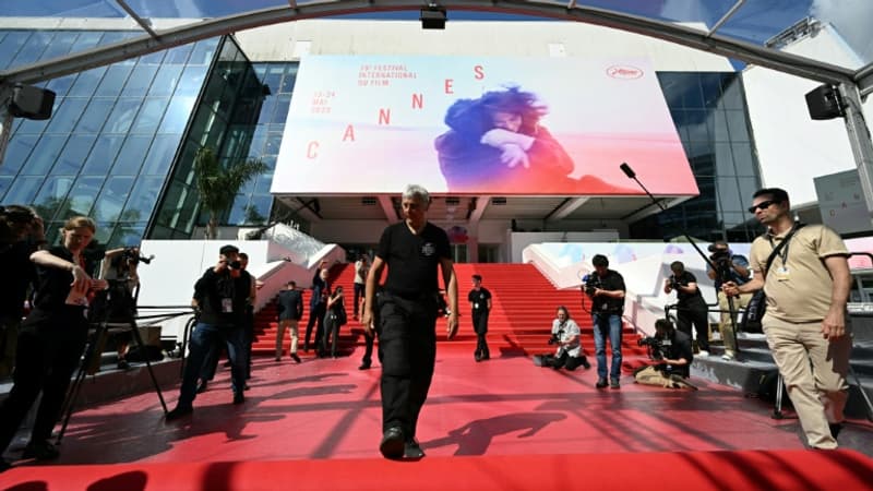 Le-tapis-rouge-est-installe-devant-le-Palais-des-Festivals-avant-la-ceremonie-d-ouverture-du-78e-Festival-de-Cannes-le-13-mai-2025-2080590