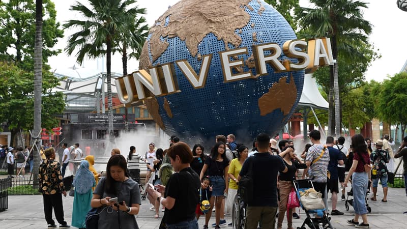 Des-visiteurs-se-rassemblent-devant-le-globe-d-Universal-a-Singapour-le-25-septembre-2019-2062993