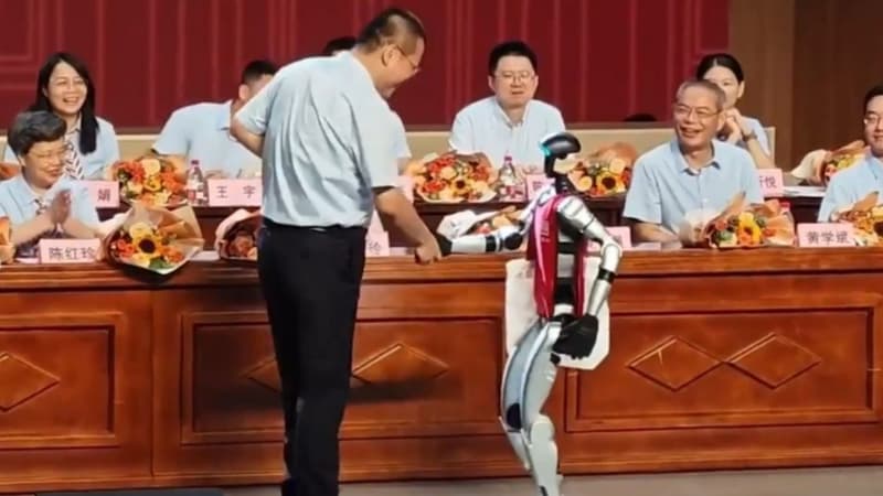 Le-robot-humanoide-Shuang-Shuang-2109387