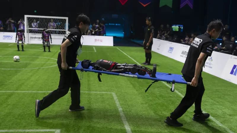 En Chine, des robots guidés par l’IA s’affrontent lors d’un tournoi de football