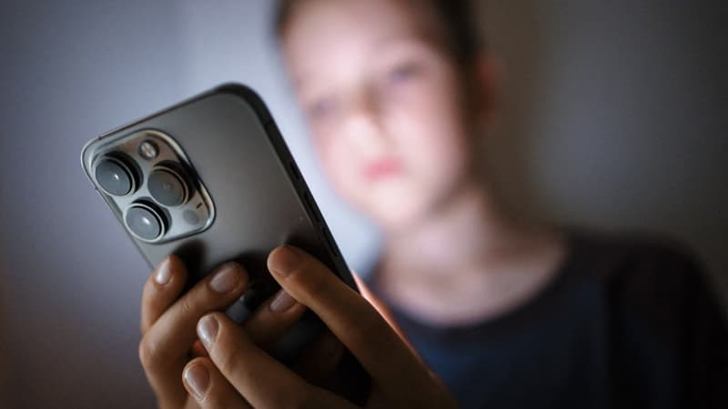 Enfant-smartphone-2132370