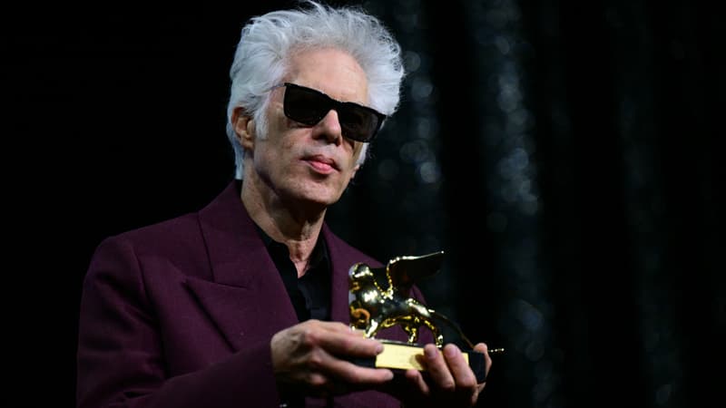 Le-realisateur-americain-Jim-Jarmusch-recoit-le-Lion-d-or-a-la-Mostra-de-Venise-pour-son-film-Father-Mother-Sister-Brother-2133449