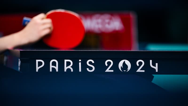 Un-gros-plan-sur-une-raquette-de-tennis-de-table-pendant-les-JO-2024-a-Paris-1962917