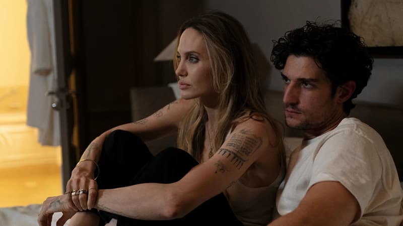 Angelina Jolie, Louis Garrel et Ella Rumpf dans la première bande-annonce du film “Coutures”