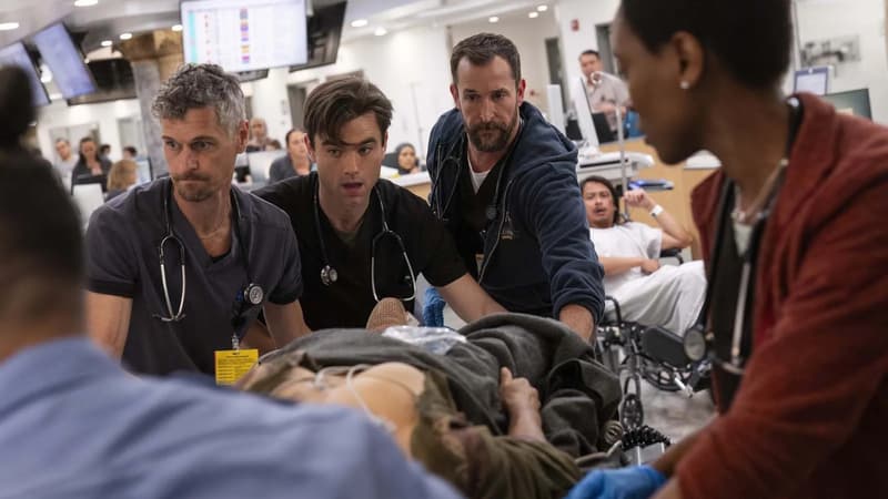 Haletante et immersive, pourquoi il faut regarder la série hospitalière “The Pitt”, qui revient pour une 2e saison