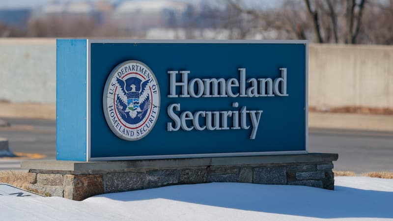 Un-panneau-du-Departement-de-la-Securite-interieure-situe-pres-de-South-Elizabeths-Road-est-visible-le-13-fevrier-2026-a-Washington-D-C-2240694