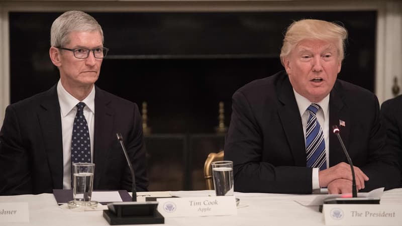 “Il m’a léché le cul”: Donald Trump rend un curieux hommage à Tim Cook, dirigeant d’Apple sur le départ