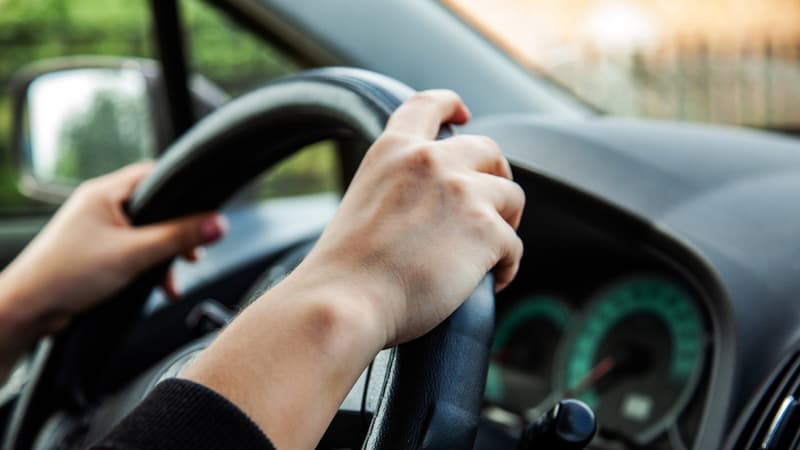 Dès le 1er mai 2026, utiliser votre smartphone en voiture entraînera la suspension immédiate du permis de conduire dans un nouveau département