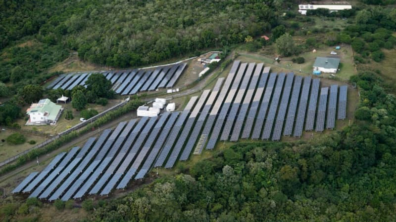 Vue-aerienne-sur-une-ferme-photovoltaique-le-23-novembre-2021-pres-de-Fort-de-France-en-Martinique-1383569
