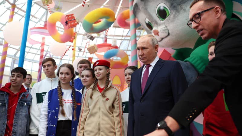 Le-president-russe-Vladimir-Poutine-visite-Russia-Expo-une-exposition-concue-pour-presenter-les-principales-realisations-de-la-Russie-dans-les-domaines-de-la-culture-et-de-la-technologie-2298664