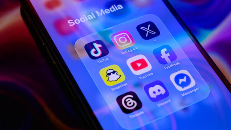 Malgré les réserves de la Commission européenne, le gouvernement maintient son objectif d’interdire les réseaux sociaux aux moins de 15 ans dès la rentrée