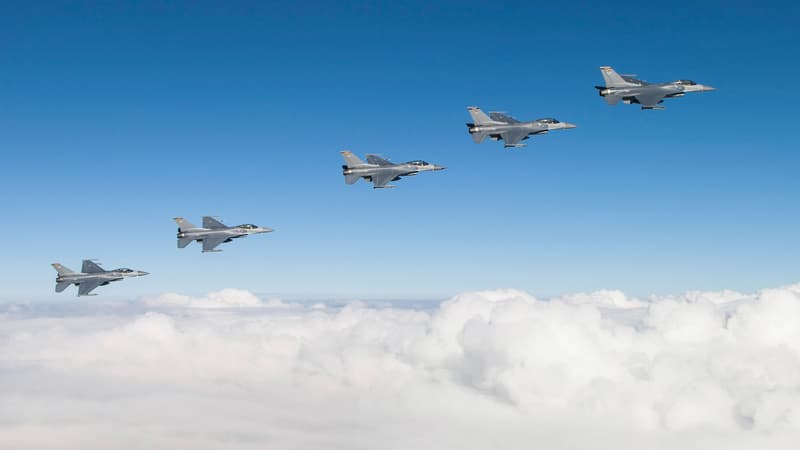 “Un vol révolutionnaire” qui pourrait bien “redéfinir” la guerre du futur: pour la première fois, l’armée américaine a fait voler un F-16 entièrement grâce à l’IA