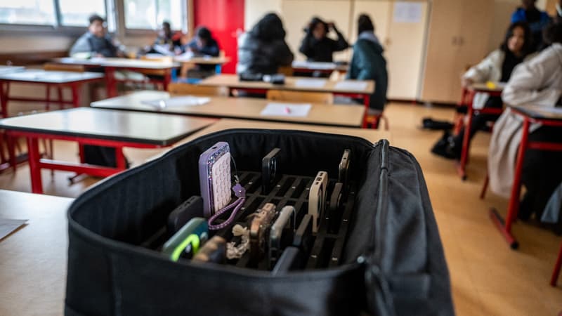 L’interdiction du portable au lycée “pourra être effective dès la rentrée”, mais, pris de court, les “établissements ne sont pas prêts”