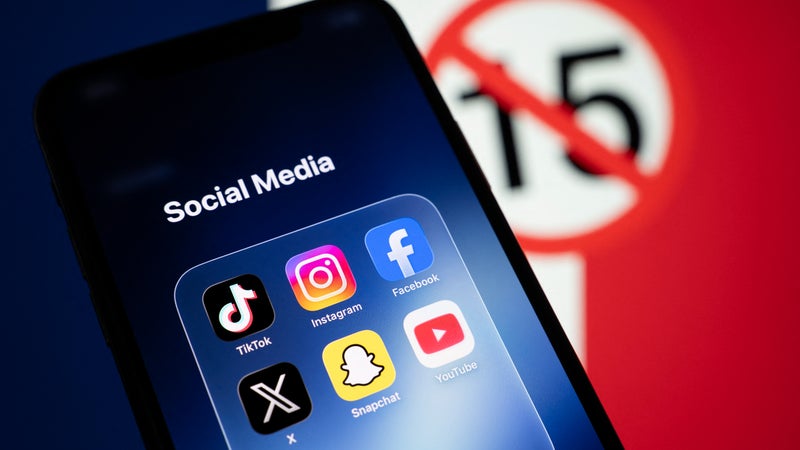 À défaut de pouvoir l’imposer en France, Emmanuel Macron réclame “un texte européen” pour interdire les réseaux sociaux aux moins de 15 ans