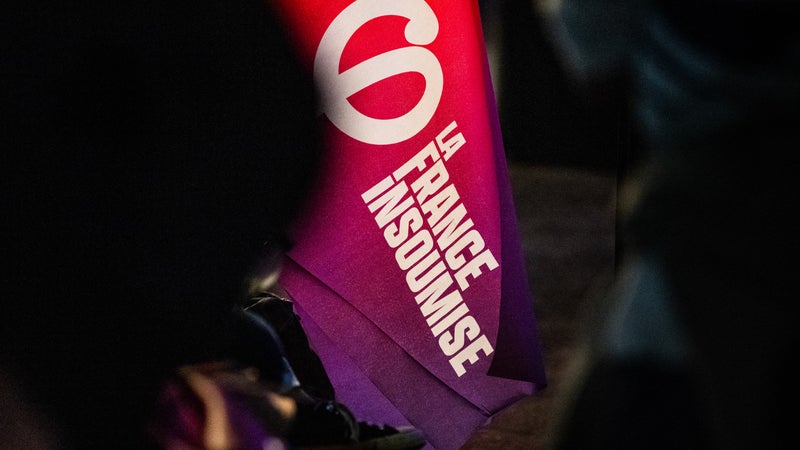 Un-drapeau-de-La-France-insoumise-durant-un-meeting-a-Perpignan-le-1er-mars-2026-2248161