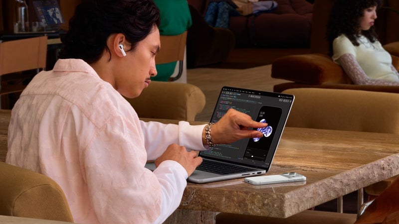 Dix ans après les PC, Apple lance son premier portable Oled et tactile: le Macbook Pro avec écran Proled XDR est plus fin, profite d’une Dynamic Island et coûte plus de 3.000 euros